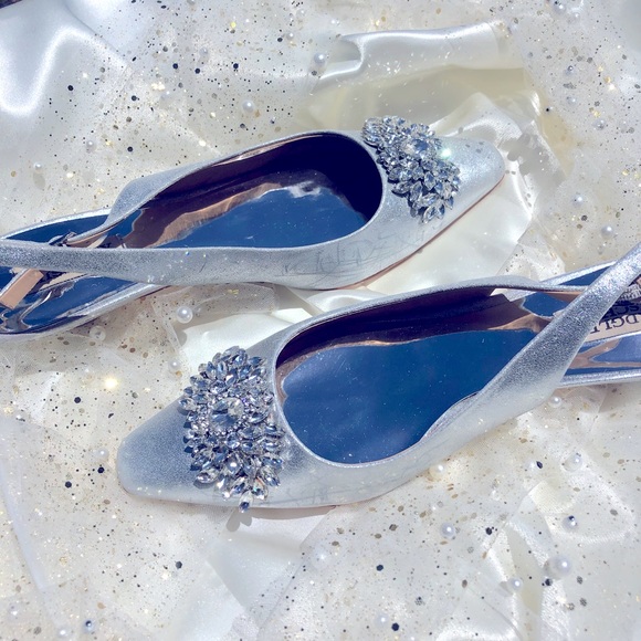 Badgley Mischka Silver Metallic Kitten Heeled Pumps - Picture 1 of 16